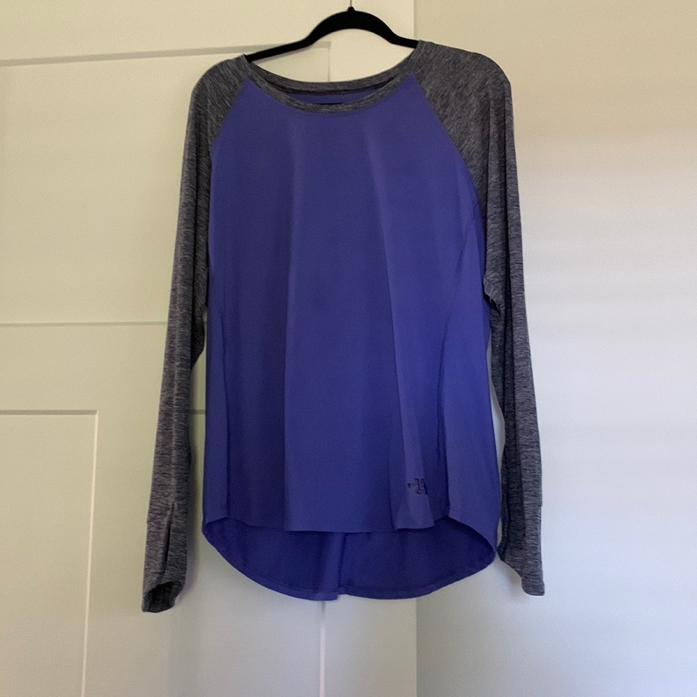 NORTH FACE Athletic shirt. Purple. Size XL